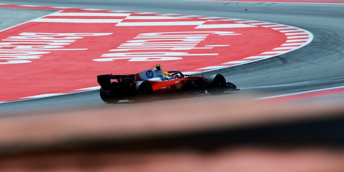 Lewis Hamilton si odnáší první výhru za Ferrari!
