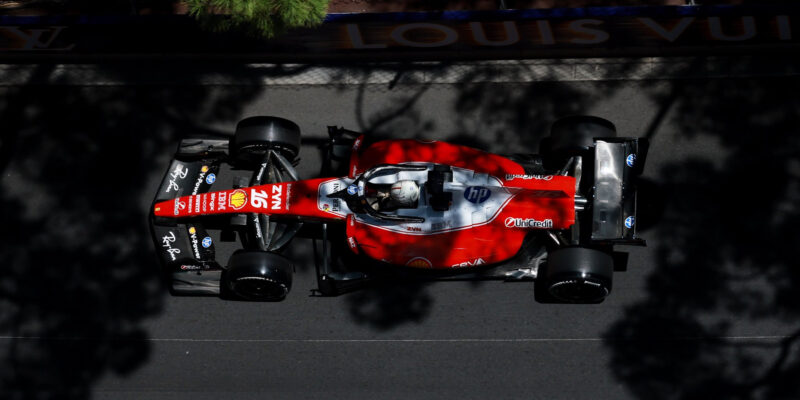 Výsledky FP1 VC Monaka: Ferrari kraluje, Hadjar v bariérách