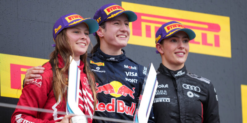 F1 Academy ve Velké Británii: Pole position pro divokou kartu, triumf pro Palmowski