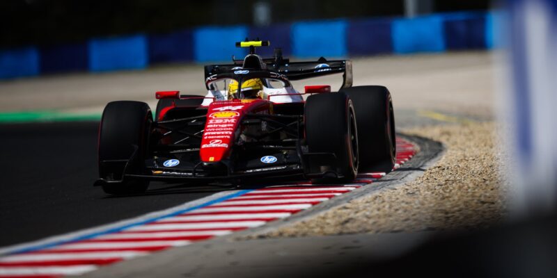 Hamilton omezil Piastriho a bude startovat vedle Verstappena