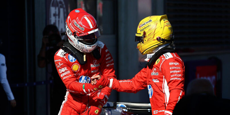 Privilegia ve Ferrari? Hamilton smí to, co Leclercovi zakázali