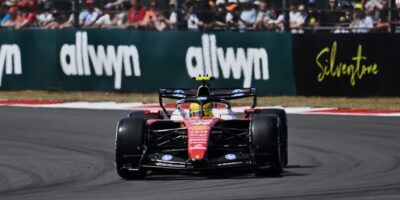 Platí na Ferrari jiný metr? Když vyvíjí Mercedes, je to v pořádku