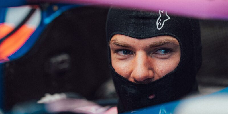 Jezdci řeší s FIA kontroverzní závěr Velké ceny Velké Británie