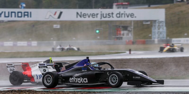 Piloti i diváci si užili závodění na dešti