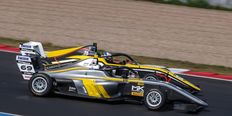 Zastoupení nalezne i slovenské publikum. Zde Miroslav Kepák za tým Sládečka Motorsport