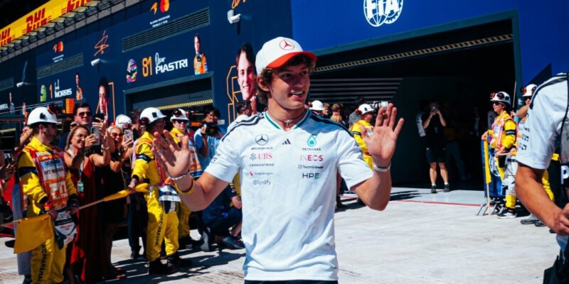 Pro Antonelliho je největší hrozbou McLaren, naznačuje Rosberg
