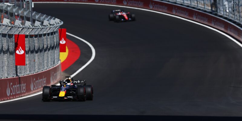 Byli přesvědčeni, že je lepší, když Verstappen ztratí pozice