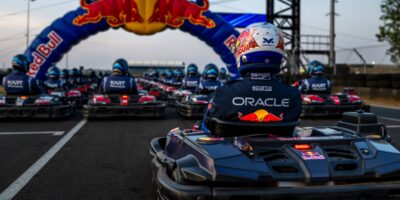 Verstappen projel polem stovky soupeřů v chaotickém závodě