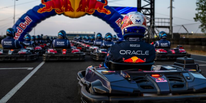 Verstappen projel polem stovky soupeřů v chaotickém závodě