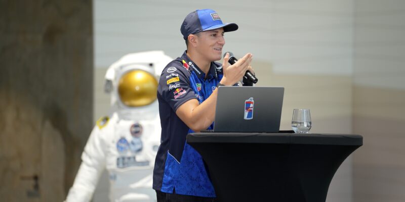 Hadjar přijde o pozice na startu. Red Bull překročil limit