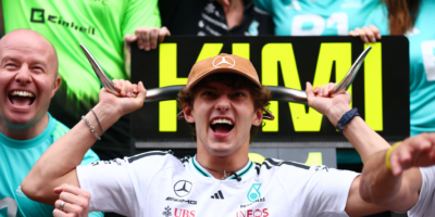 Lídr F1 má problém s parkováním. Antonelli pobavil internet