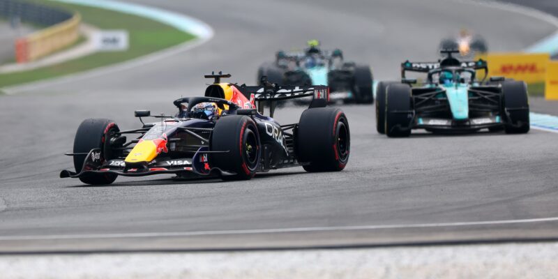 Velká cena Bahrajnu: Totální chaos, Verstappen zvítězil a vyrovnal Schumachera!