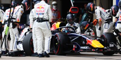 Další problémy s vysílačkou: Verstappen by zkusil znakovou řeč
