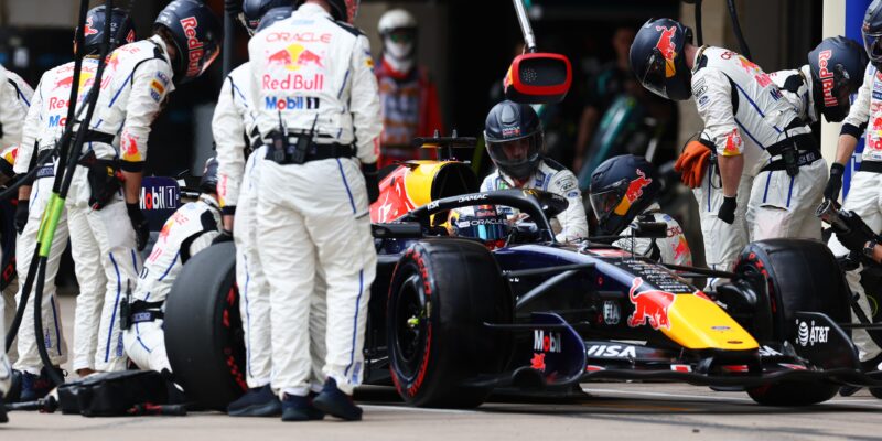 Další problémy s vysílačkou: Verstappen by zkusil znakovou řeč